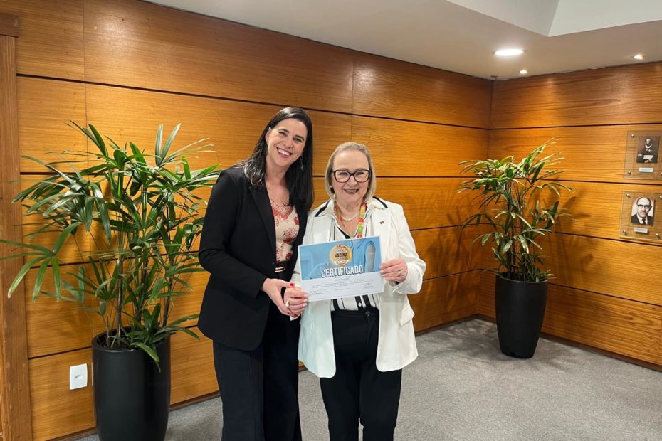 Imagem: Secretária de Saúde do Rio Grande do Sul Arita Bergmann entregando o certificado para a enfermeira Simone Filippon